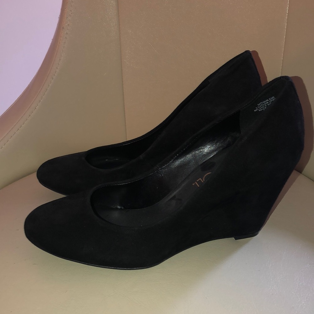 Like new Via Neroli black suede size 8 wedges